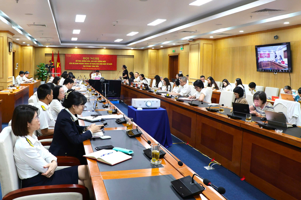 Hội nghị được tổ chức theo h&igrave;nh thức trực tiếp v&agrave; trực tuyến.