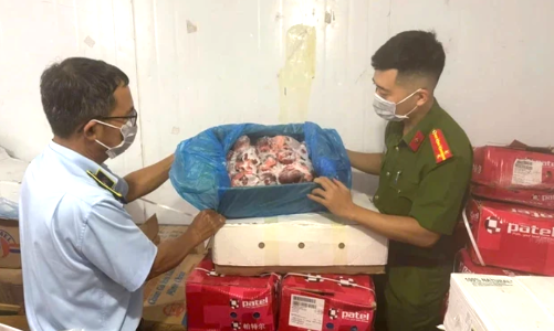 Phát hiện gần 4 tấn thực phẩm đông lạnh không rõ nguồn gốc tại một công ty ở Đồng Hới, Quảng Bình 