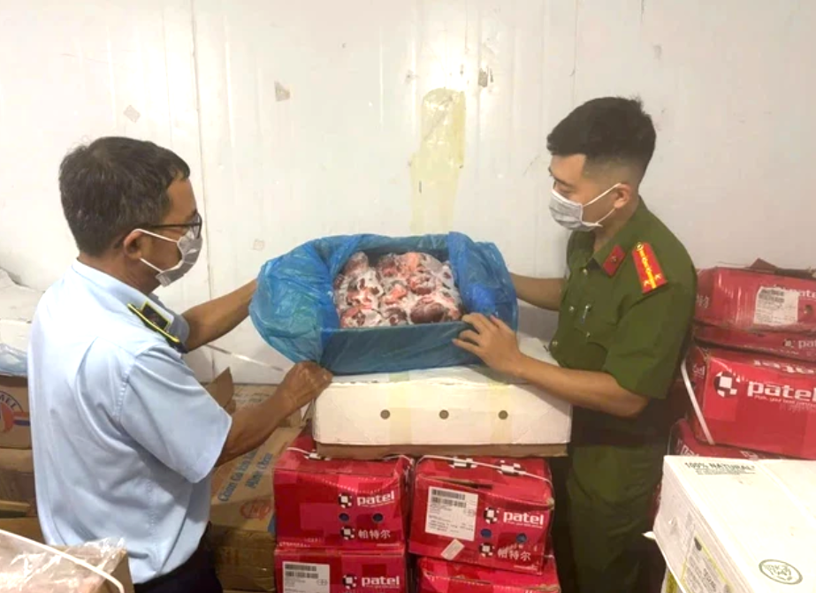 Các loại thực phẩm nhập lậu không rõ nguồn gốc.