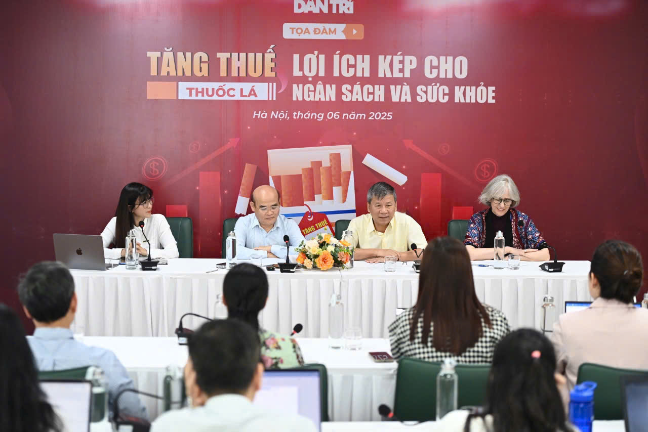 C&aacute;c chuy&ecirc;n gia chia sẻ tại tọa đ&agrave;m. Ảnh: Nam Phương.