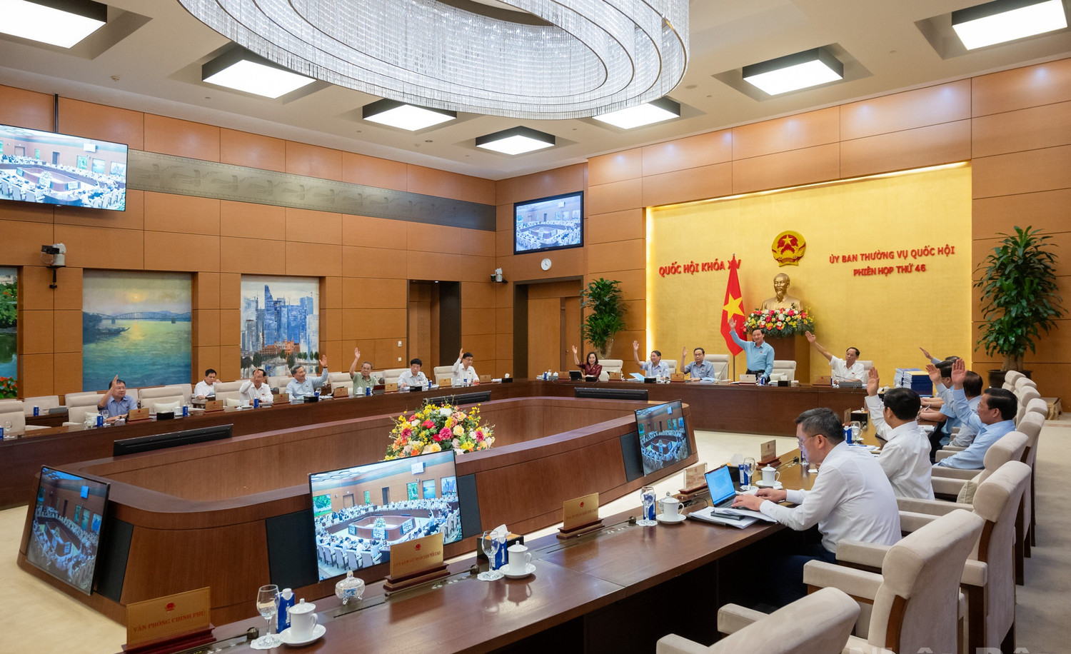 Ủy ban Thường vụ Quốc hội tiến h&agrave;nh biểu quyết.