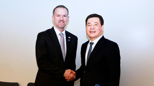 Minister of Industry and Trade Nguyen Hong Dien (R) meets U.S. Trade Representative Jamieson Greer in Paris on June 4. (Source VGP)