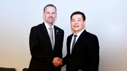 A negotiation session on reciprocal trade agreement between Vietnam and the U.S. held in Paris
