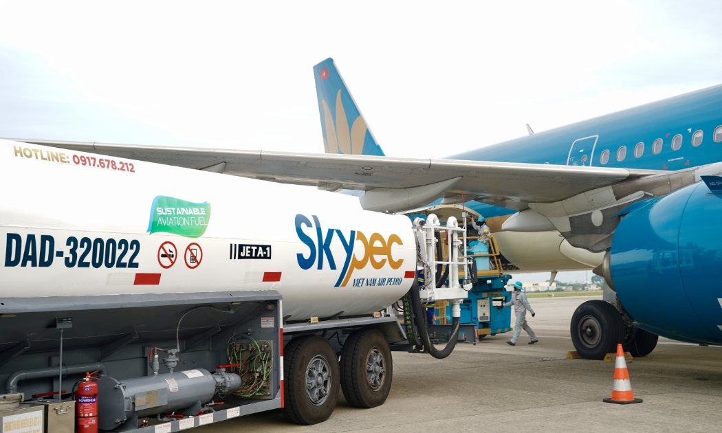 Xe bồn chứa nhiên liệu nhiên liệu hàng không bền vững (SAF) tiếp nhiên liệu cho máy bay Vietnam Airlines. Ảnh: VNA