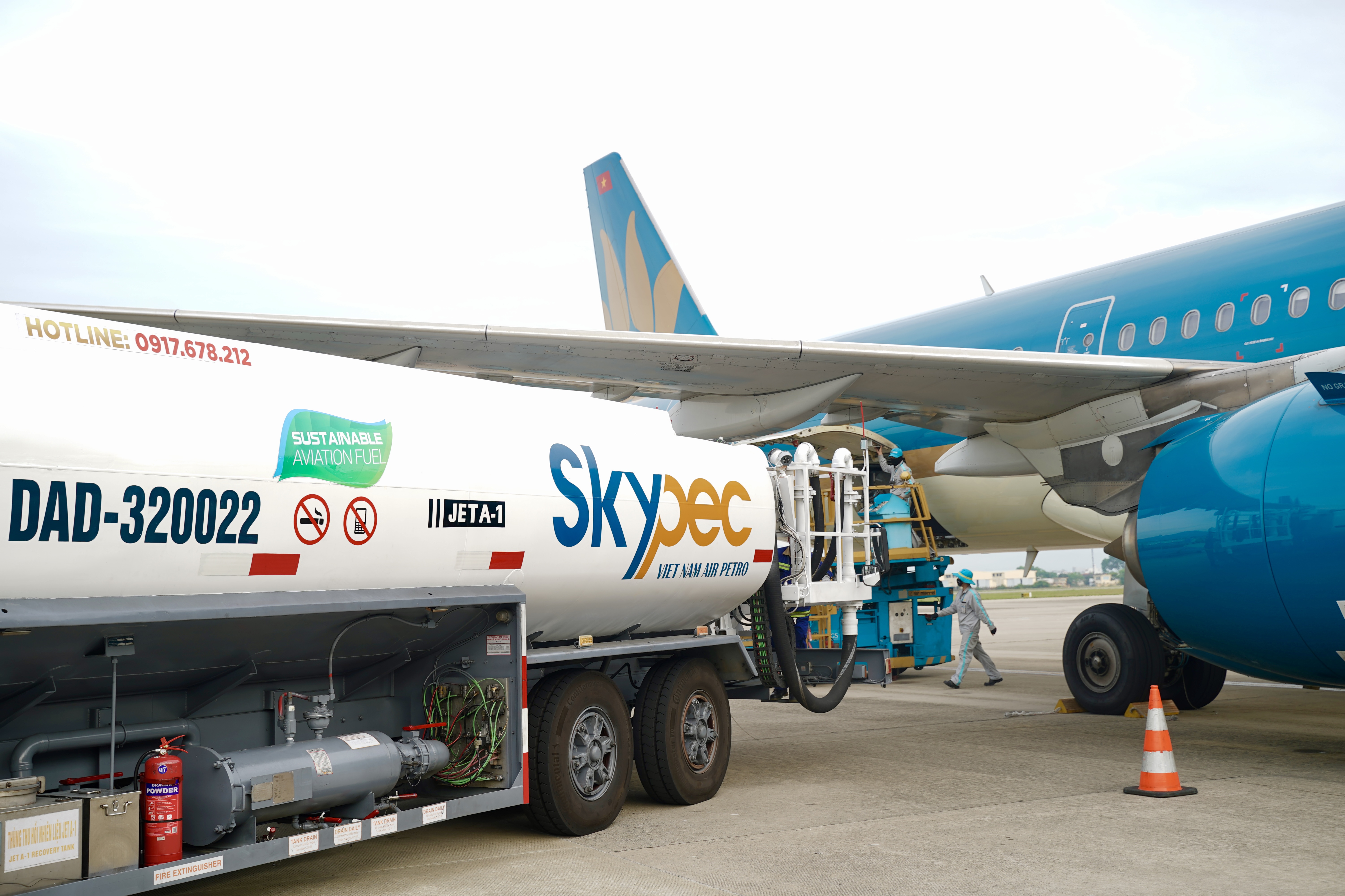 Xe bồn chứa nhiên liệu nhiên liệu hàng không bền vững (SAF) tiếp nhiên liệu cho máy bay Vietnam Airlines. Ảnh: VNA