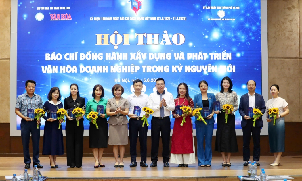 Đại diện 5 cơ quan báo chí nhận biểu trưng vinh danh đã có đóng góp thiết thực vào việc đồng hành, xây dựng và phát triển văn hóa doanh nghiệp, kiến tạo môi trường kinh doanh.