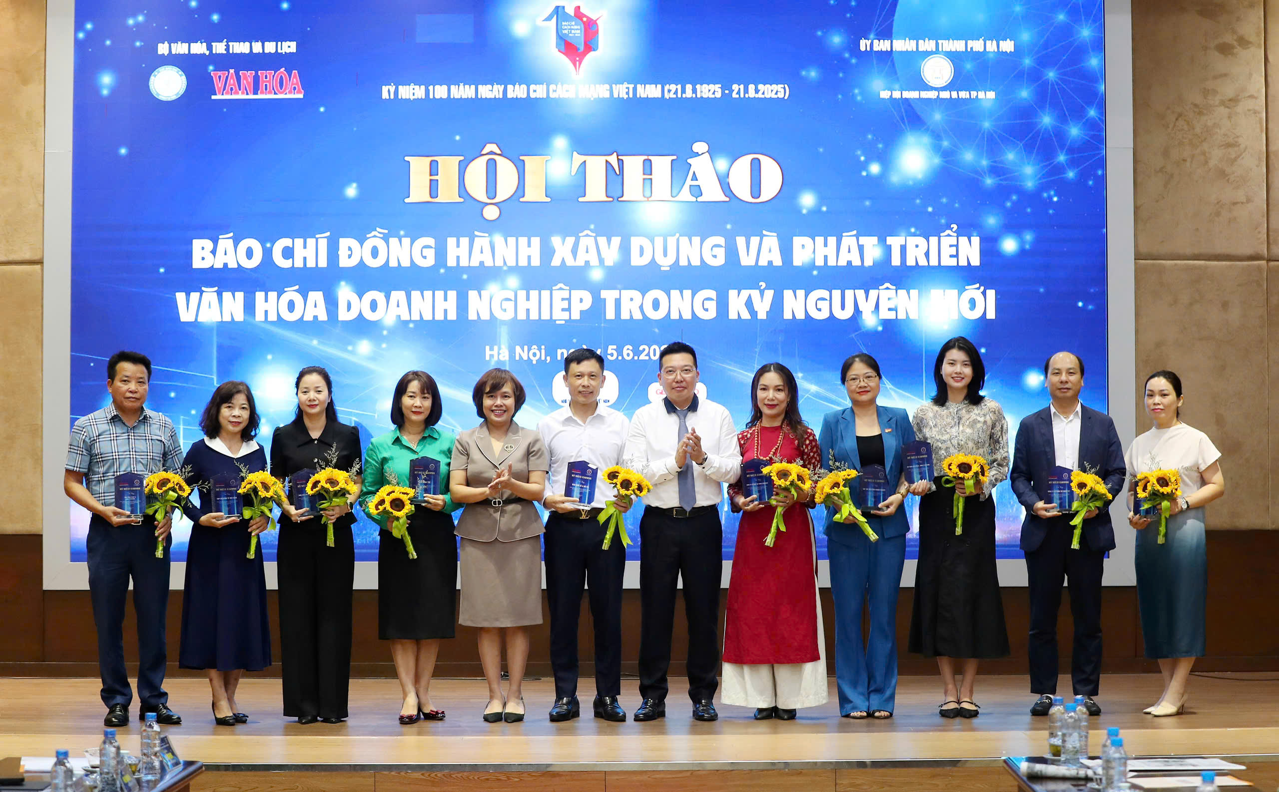 Đại diện 5 cơ quan báo chí nhận biểu trưng vinh danh đã có đóng góp thiết thực vào việc đồng hành, xây dựng và phát triển văn hóa doanh nghiệp, kiến tạo môi trường kinh doanh.
