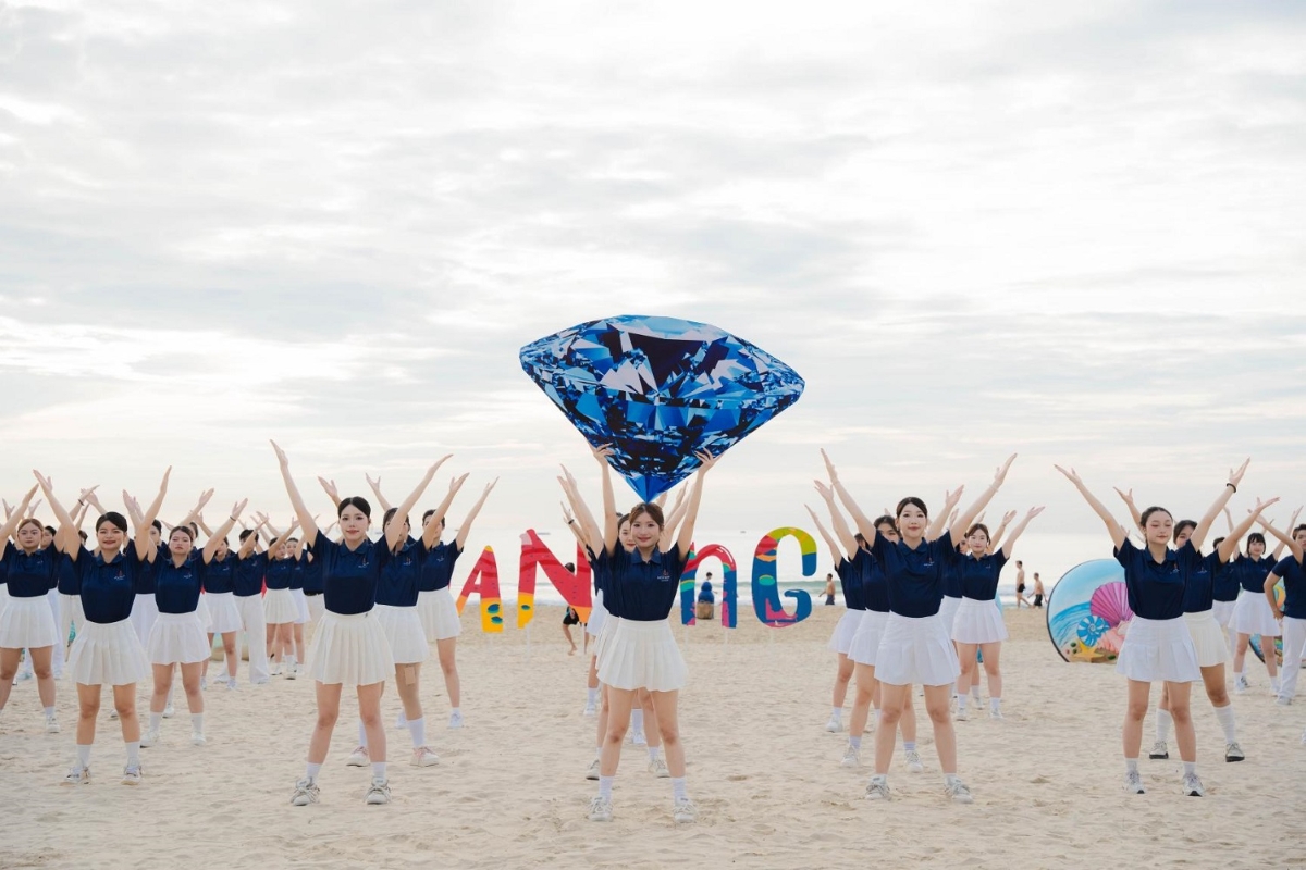 M&agrave;n tr&igrave;nh diễn flashmob với năng lượng trẻ trung đ&atilde; thu h&uacute;t sự ch&uacute; &yacute; của đ&ocirc;ng đảo người d&acirc;n v&agrave; kh&aacute;ch du lịch.