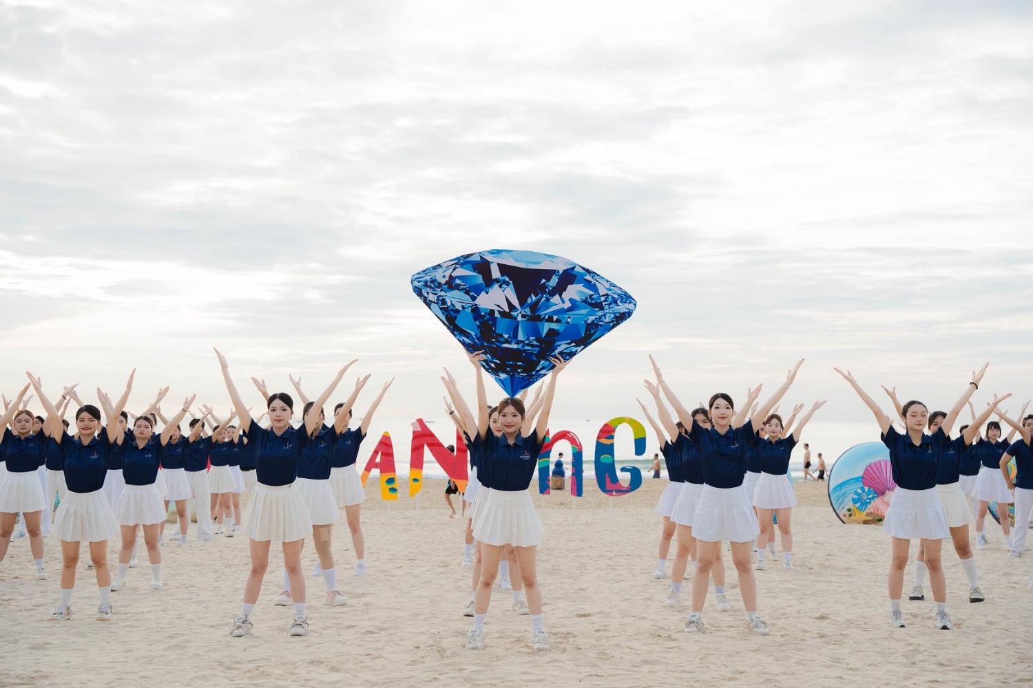Màn trình diễn flashmob với năng lượng trẻ trung đã thu hút sự chú ý của đông đảo người dân và khách du lịch.