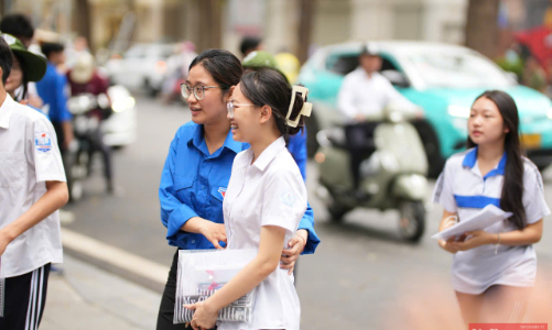 [Phóng sự ảnh] Gần 104.000 học sinh Hà Nội sáng nay làm thủ tục dự thi lớp 10