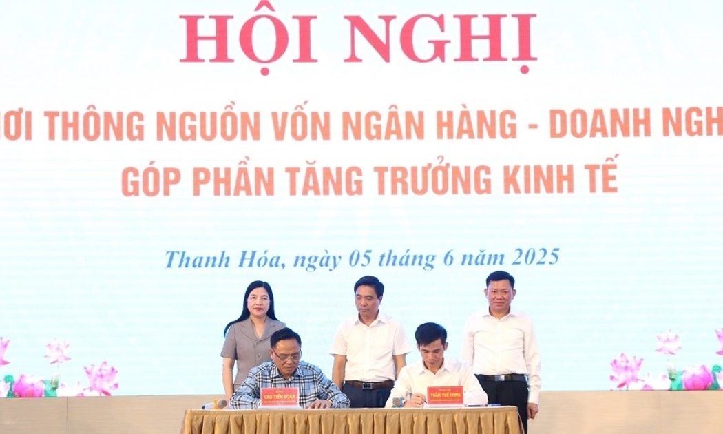Dưới sự chứng kiến của lãnh đạo tỉnh Thanh Hoá, lãnh đạo Ngân hàng Nhà nước Khu vực 7 và Hiệp hội Doanh nghiệp tỉnh Thanh Hóa đã ký cam kết tín dụng giữa ngân hàng và DN.