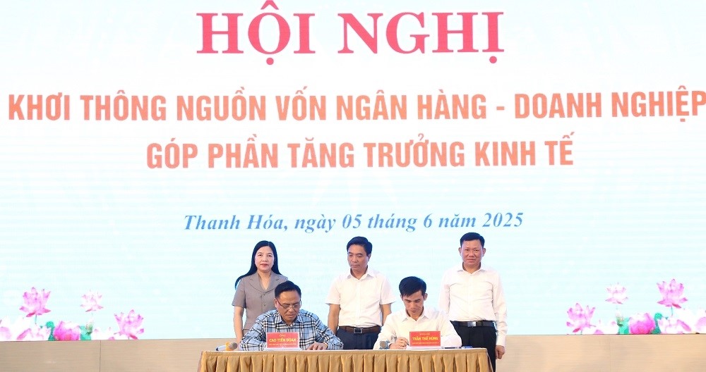 Dưới sự chứng kiến của lãnh đạo tỉnh Thanh Hoá, lãnh đạo Ngân hàng Nhà nước Khu vực 7 và Hiệp hội Doanh nghiệp tỉnh Thanh Hóa đã ký cam kết tín dụng giữa ngân hàng và DN.