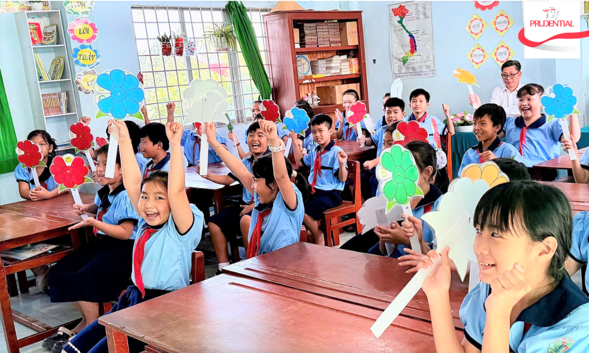 C&aacute;c em học sinh h&agrave;o hứng tham gia c&aacute;c hoạt động vừa chơi vừa học trong tiết học Cha-Ching.