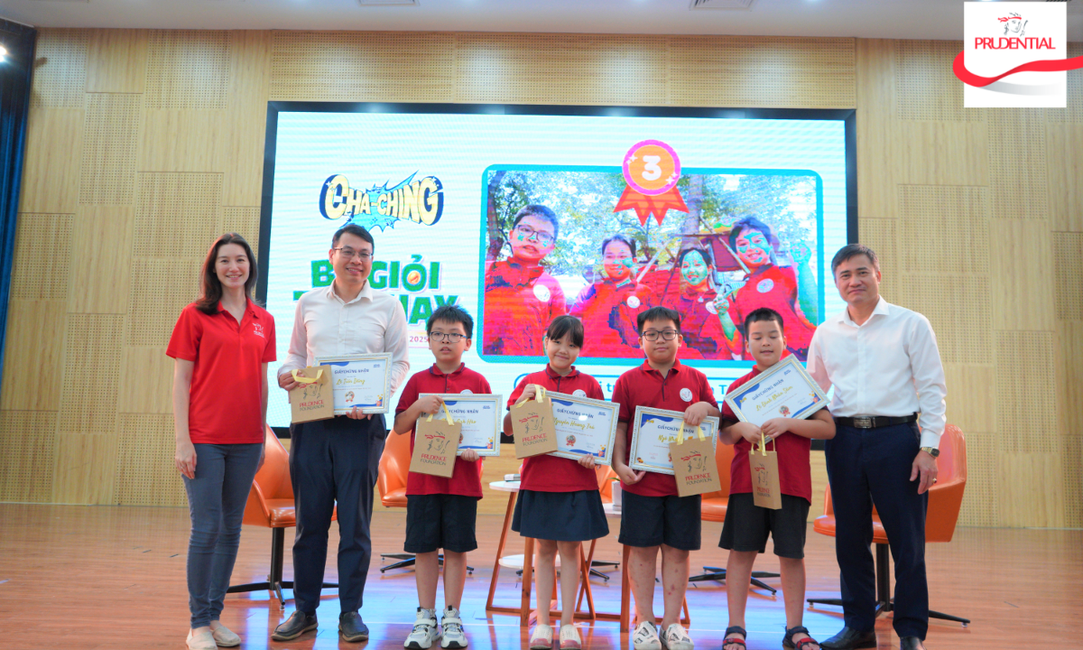Đội thi nhận bằng khen v&agrave; qu&agrave; tặng từ đại diện của Quỹ Prudence (đơn vị s&aacute;ng tạo v&agrave; sở hữu bản quyền Cha-Ching) v&agrave; đại diện Sở gi&aacute;o dục - Đ&agrave;o tạo H&agrave; Nội.