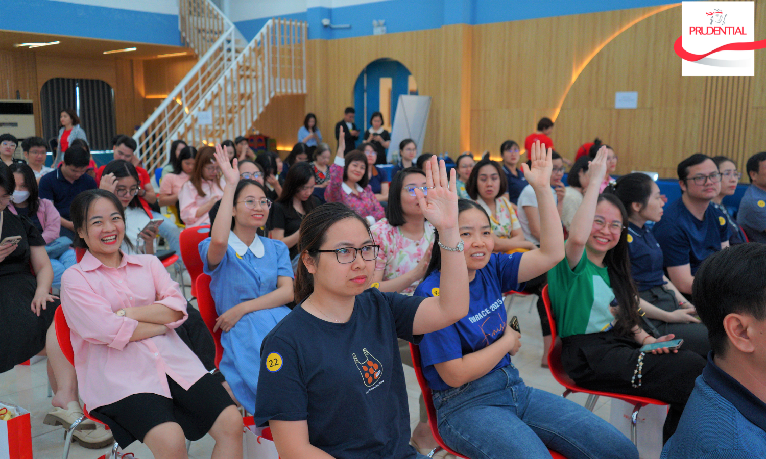 Đội thi nhận bằng khen và quà tặng từ đại diện của Quỹ Prudence (đơn vị sáng tạo và sở hữu bản quyền Cha-Ching) và đại diện Sở giáo dục - Đào tạo Hà Nội.