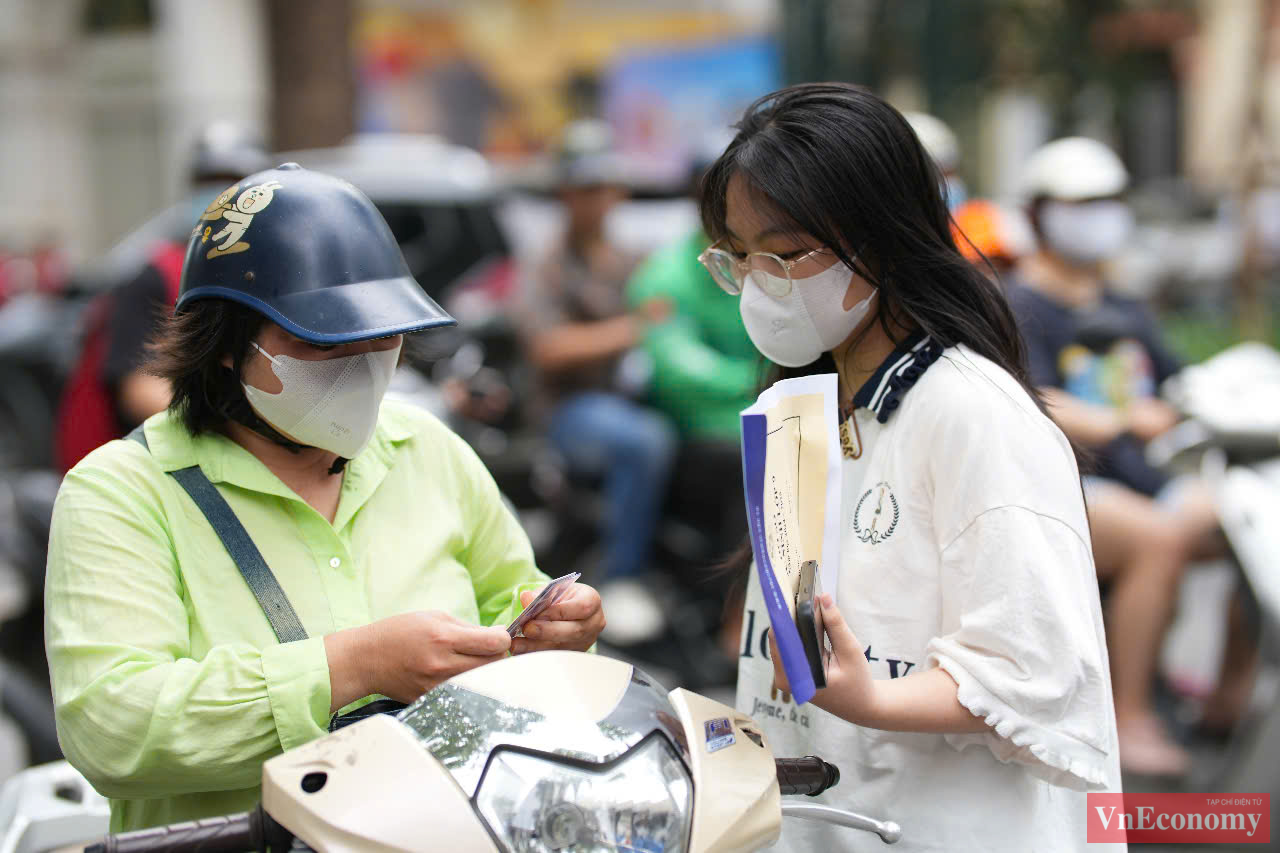 Phụ huynh cũng được các nhà trường khuyên đồng hành, hỗ trợ con, không tạo áp lực không cần thiết cho con.