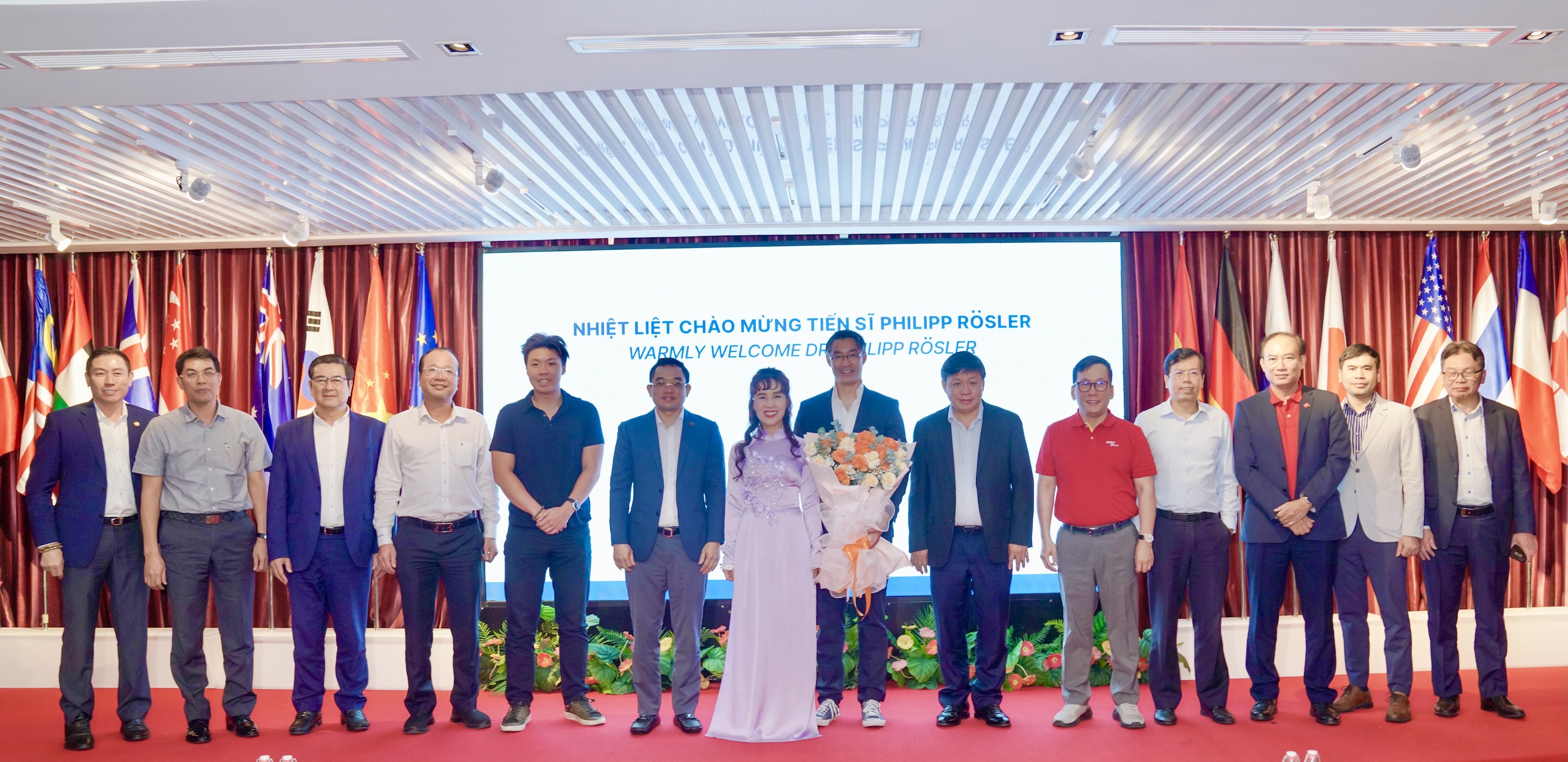 Hội đồng quản trị, Ban Điều hành Vietjet chào mừng Tiến sĩ Philipp Rösler. Ảnh: Vietjet.