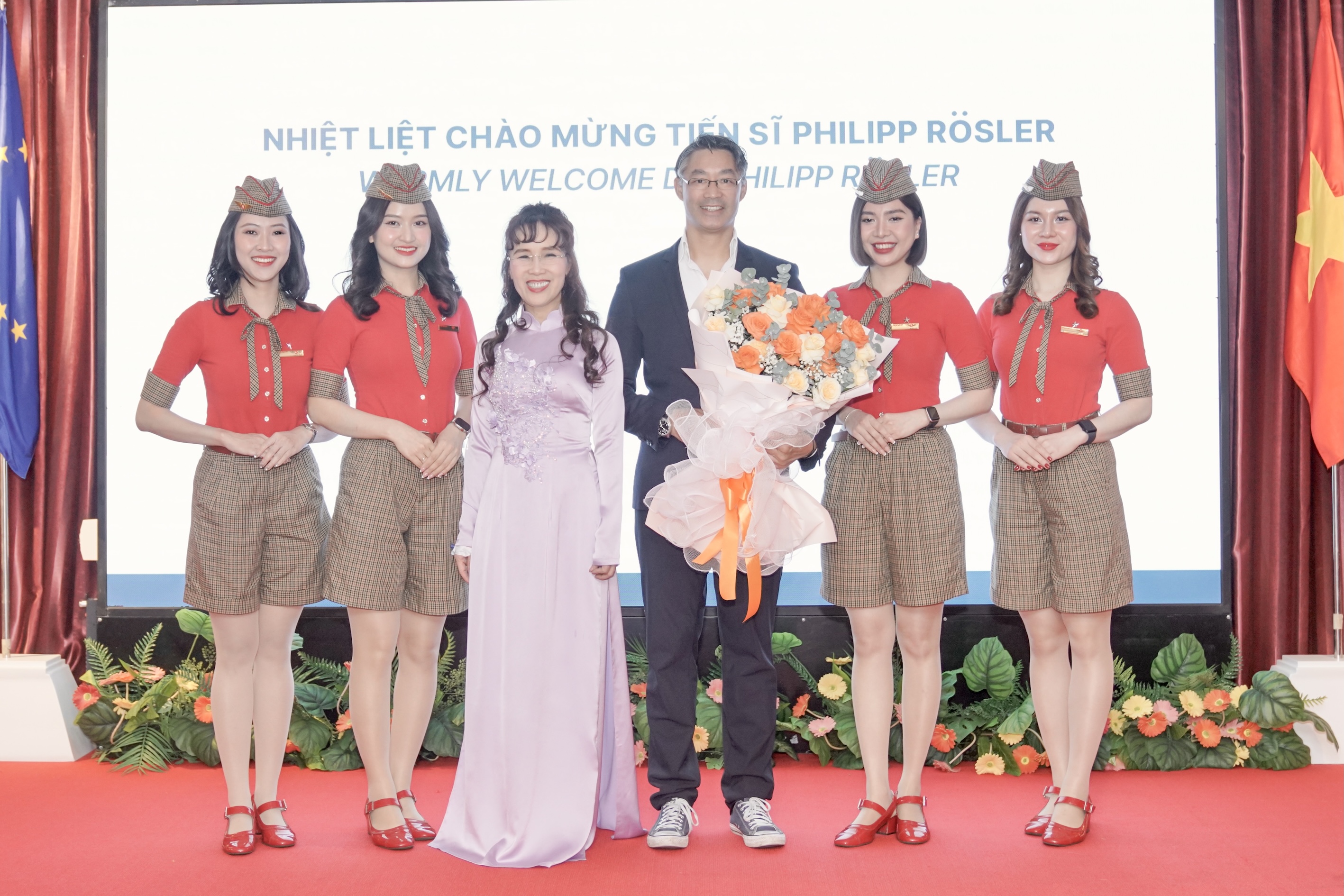 Hội đồng quản trị, Ban Điều hành Vietjet chào mừng Tiến sĩ Philipp Rösler. Ảnh: Vietjet.