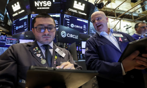 Cổ phiếu Tesla kéo tụt chứng khoán Mỹ, giá dầu tăng sau điện đàm Mỹ - Trung