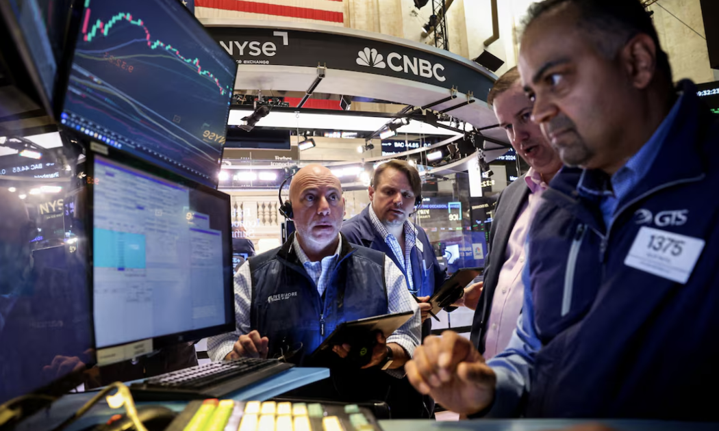Các nhà giao dịch cổ phiếu trên sàn NYSE ở New York - Ảnh: Reuters.