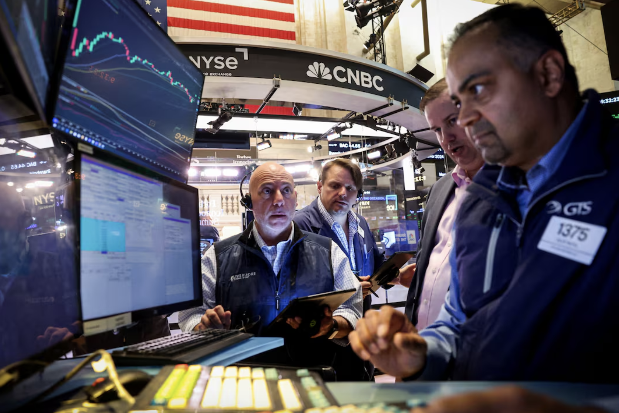 Các nhà giao dịch cổ phiếu trên sàn NYSE ở New York - Ảnh: Reuters.
