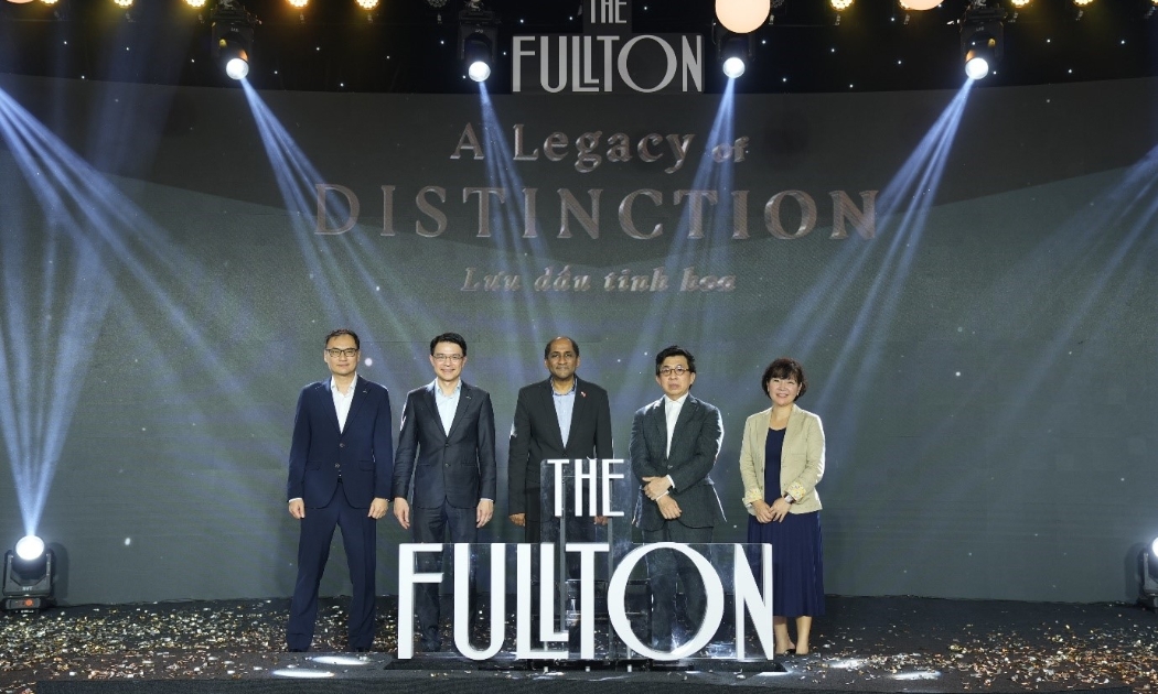 Khoảnh khắc khởi công dự án The Fullton, với sự hiện diện của Ngài Jaya Ratnam, Đại sứ Singapore tại Việt Nam (giữa), ông Tan Wee Hsien, CEO, CapitaLand Development Việt Nam và Quốc tế (thứ hai từ trái qua), ông Marc Boey, Giám đốc Điều hành Far East Organization (thứ hai từ phải qua), bà Christina Goh, Giám đốc phát triển dự án và quản lý tài sản, Far East Organization (thứ nhất từ phải qua) và ông Alwin Low, Tổng Giám đốc khu vực phía Bắc của CapitaLand Development (Việt Nam) (thứ nhất từ trái qua).