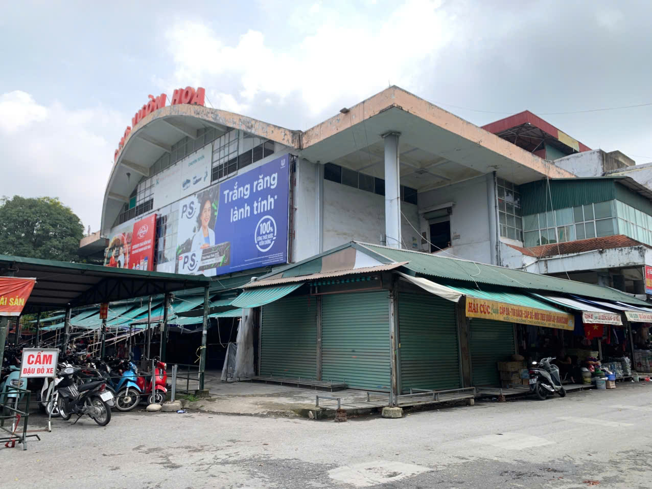 Tình trạng tương tự cũng xuất hiện tại chợ Tây Thành, chợ Vườn Hoa, nơi tập trung đông hộ kinh doanh nhỏ lẻ. Nhiều tiểu thương chia sẻ chưa quen thao tác với máy tính tiền, thiếu hóa đơn đầu vào, lo ngại bị xử phạt nếu không thực hiện đúng quy định mới.