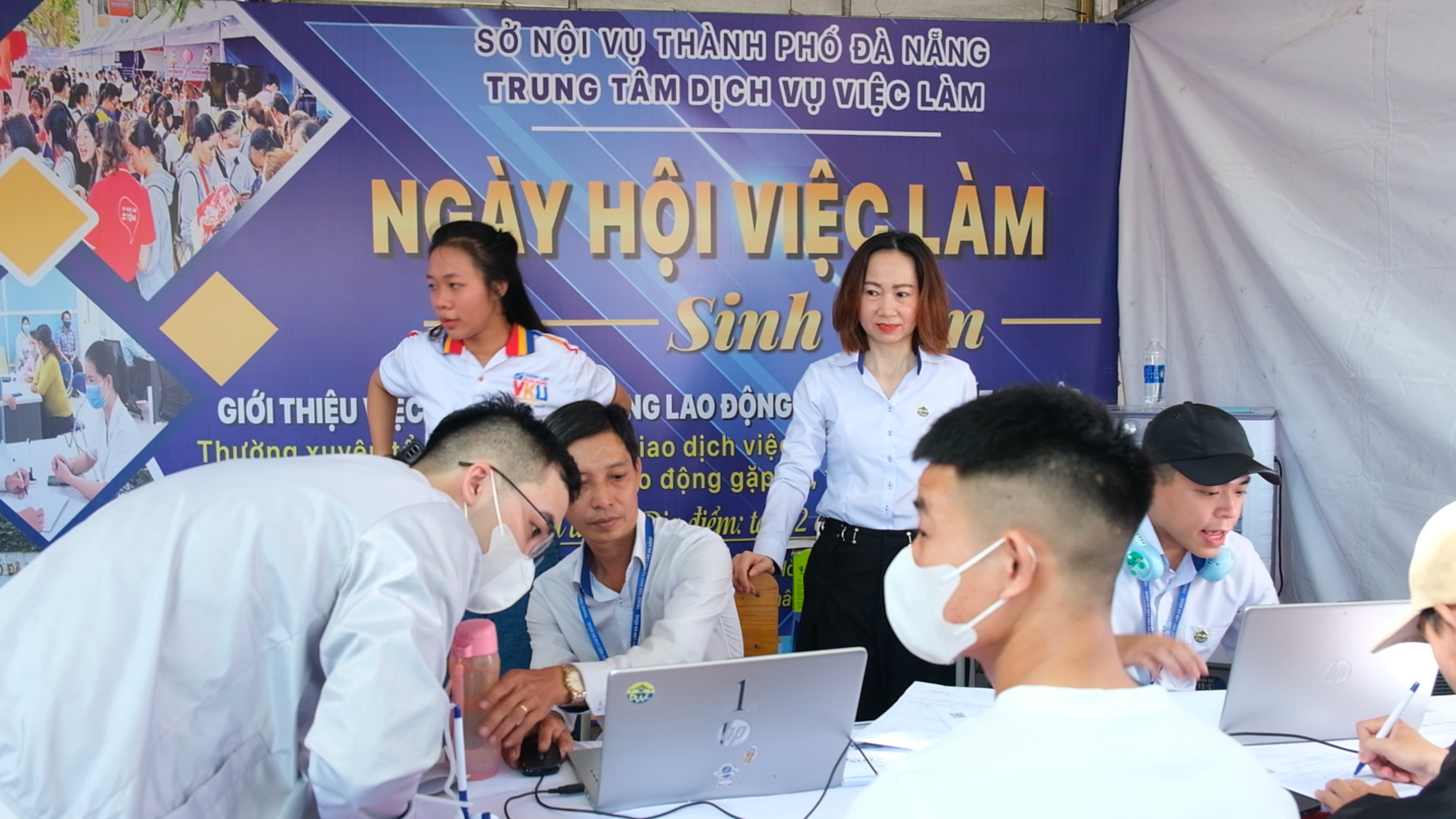 Nhiều sinh vi&ecirc;n quan t&acirc;m tới cơ hội nghề nghiệp tại Job Fair 2025&nbsp; - Ảnh: Quang Hiếu