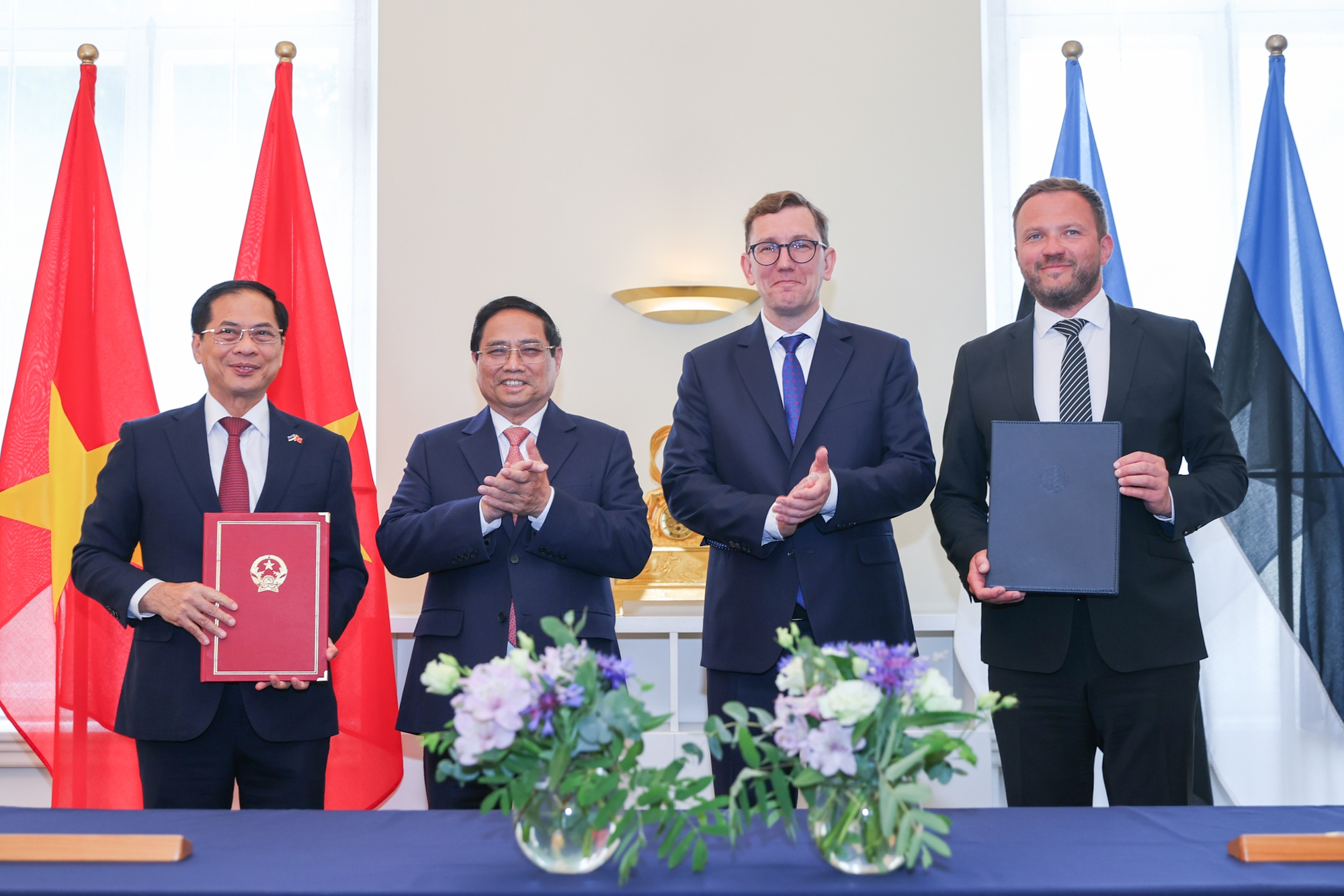 Hai Thủ tướng chứng kiến lễ k&yacute; kết v&agrave; trao đổi Bản ghi nhớ về hợp t&aacute;c giữa Bộ Ngoại giao Việt Nam v&agrave; Bộ Ngoại giao Estonia - Ảnh: VGP