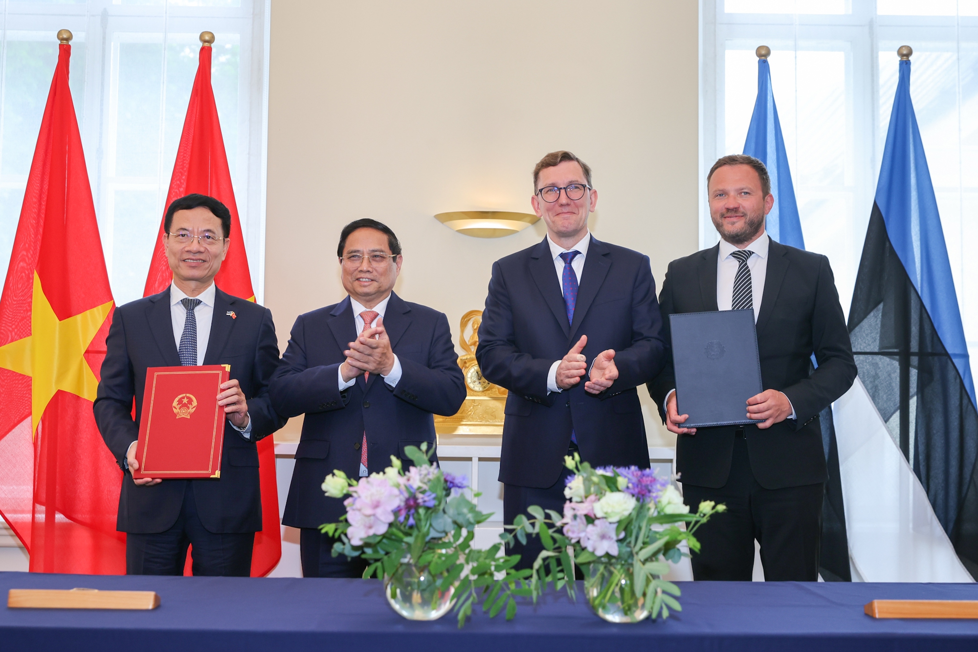 Hai Thủ tướng chứng kiến lễ k&yacute; kết v&agrave; trao đổi Bản ghi nhớ về hợp t&aacute;c chuyển đổi số v&agrave; kinh tế số giữa Bộ Khoa học v&agrave; C&ocirc;ng nghệ Việt Nam với Bộ Tư ph&aacute;p v&agrave; Chuyển đổi số Estonia - Ảnh: VGP