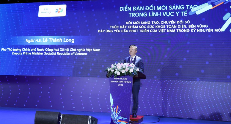 Ph&oacute; Thủ tướng L&ecirc; Th&agrave;nh Long nhấn mạnh, tạo điều kiện thuận lợi cho khu vực tư nh&acirc;n đầu tư, cung cấp dịch vụ y tế chất lượng cao.