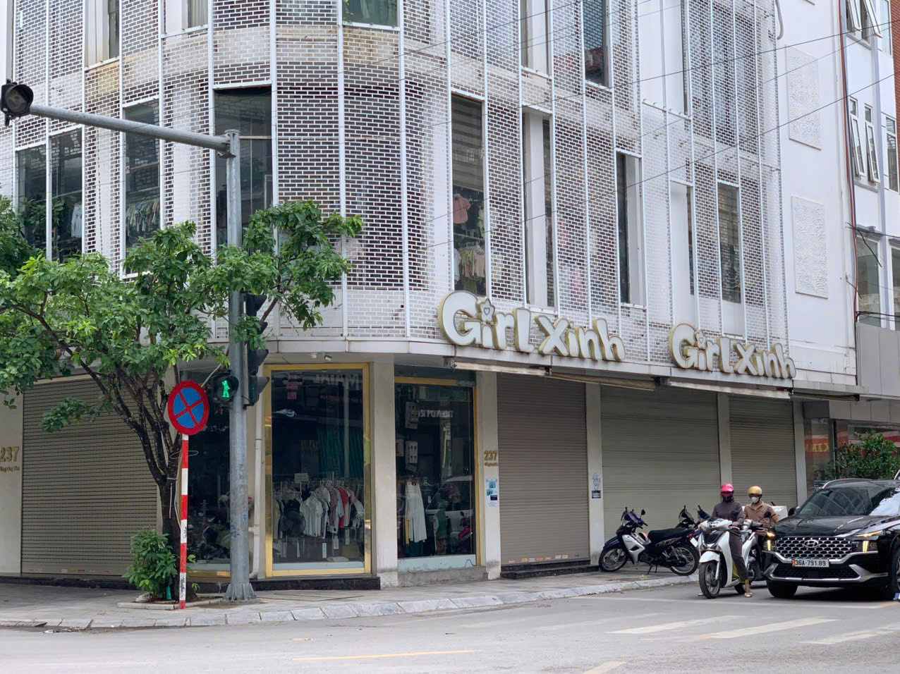 Tại các tuyến phố trung tâm như Lê Hoàn, Đào Duy Từ, Cao Thắng, nhiều cửa hàng chuyên bán quần áo, mỹ phẩm, đồ gia dụng đã đóng cửa hoặc chỉ hoạt động cầm chừng.