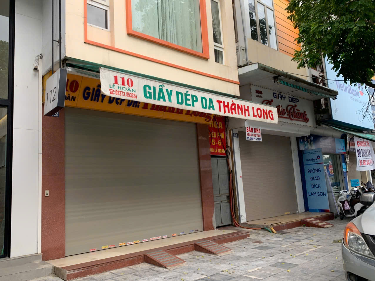 Nhiều cửa hàng giày dép cũng cửa đóng then cài