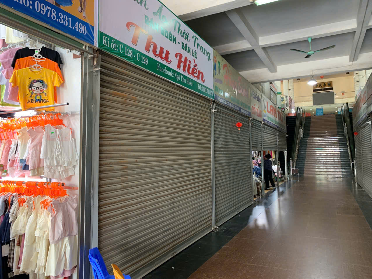 Chị Phan Thị Q, kinh doanh vải tại chợ Tây Thành, cho biết thông tin về đoàn kiểm tra lan truyền khiến nhiều người băn khoăn, nhất là những mặt hàng mua từ đầu mối lâu năm nhưng không có đầy đủ chứng từ. Không rõ hàng hóa có thuộc diện bị kiểm tra hay không, nhiều tiểu thương chọn giải pháp an toàn là nghỉ bán.