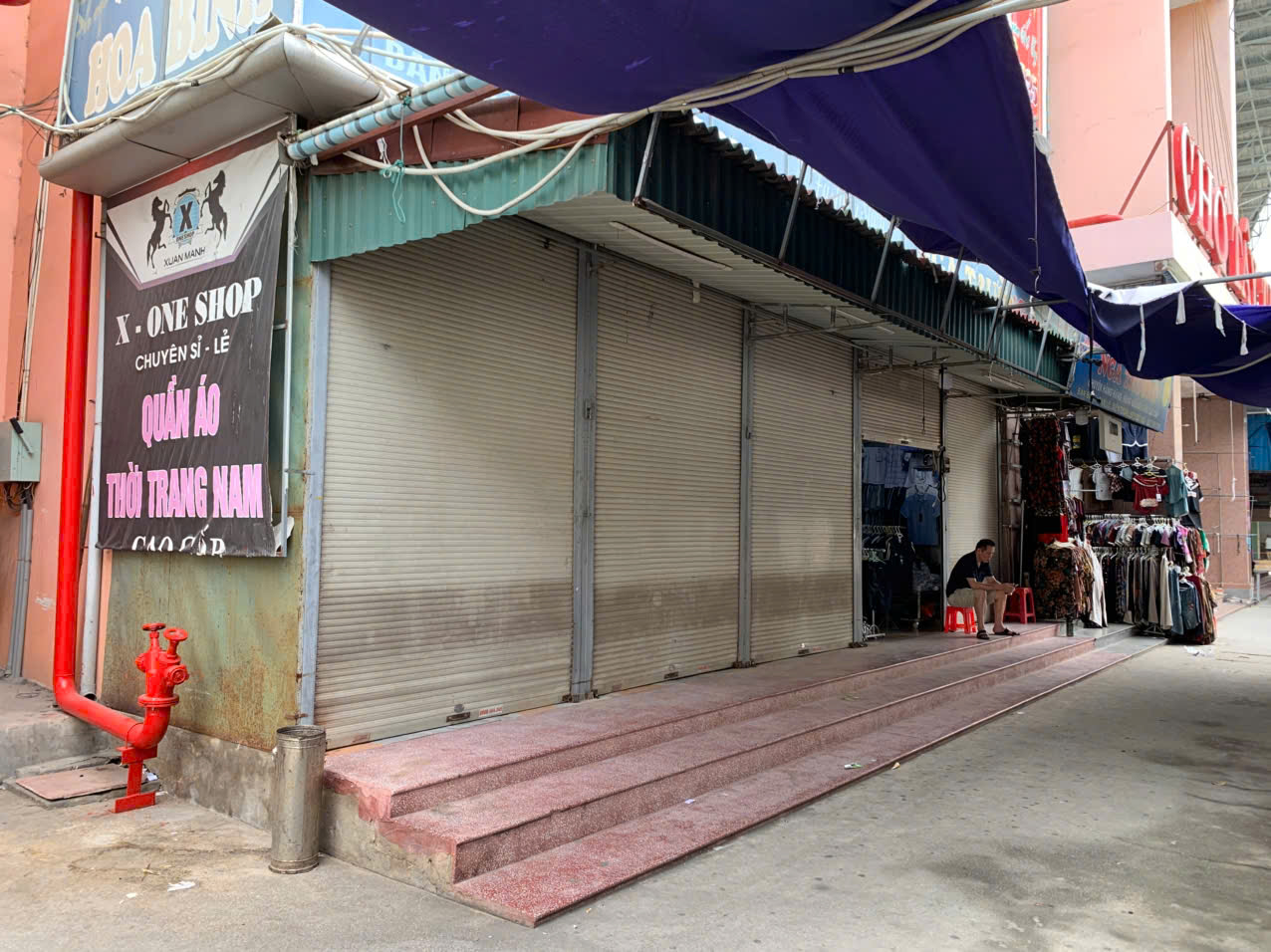 Chị Lê Thị Th, tiểu thương tại chợ Vườn Hoa, cho biết mặt hàng quần áo dễ vướng nghi vấn nguồn gốc. Trong khi đó, nhiều người bán vải vóc, chăn ga cũng cho rằng khó xác định rõ xuất xứ sản phẩm vì mua từ đầu mối quen biết. Một số ki ốt vì thế lựa chọn tạm thời đóng cửa, chỉ bán hàng cho khách quen hoặc nghe ngóng thêm thông tin từ Ban Quản lý chợ.