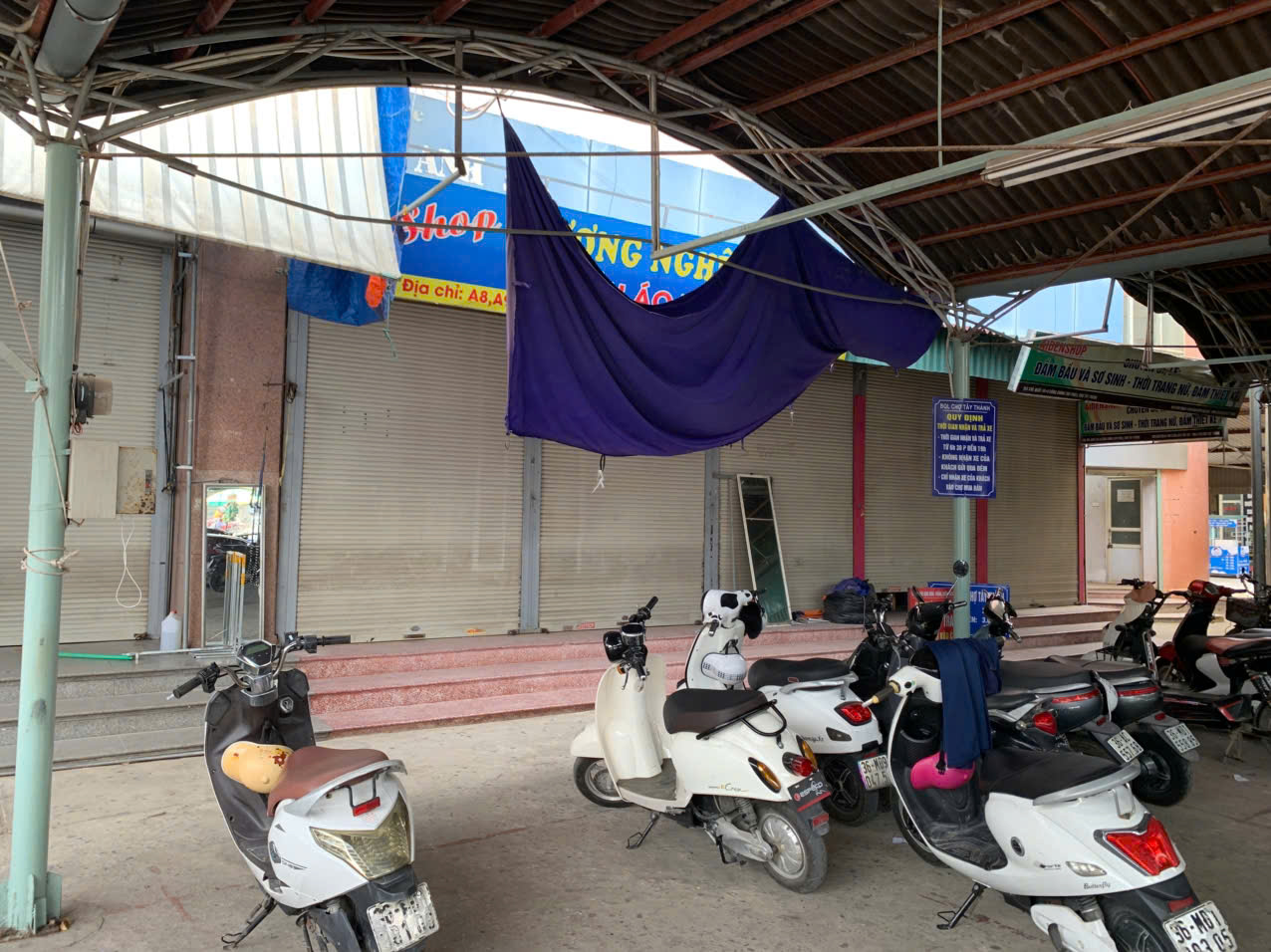 Theo ghi nhận tại các chợ và tuyến phố thương mại lớn trên địa bàn TP Thanh Hóa, hàng loạt ki ốt và sạp hàng đã đóng cửa hoặc chỉ mở cửa một phần. Tại chợ Tây Thành, khu kinh doanh thời trang sầm uất, có tới 90% tiểu thương tạm ngưng hoạt động. Đại diện Ban Quản lý chợ xác nhận, các tiểu thương lo ngại hàng hóa không có hóa đơn đầu vào, thiếu nhãn mác rõ ràng, có thể bị xử lý trong đợt kiểm tra này.