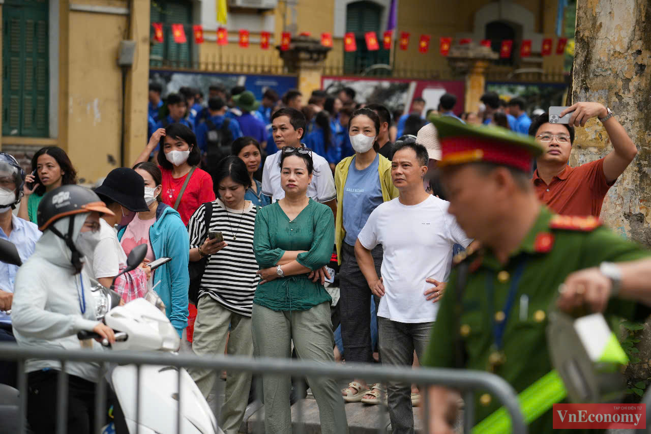 Th&iacute; sinh tra cứu kết quả tr&ecirc;n Cổng th&ocirc;ng tin điện tử của Sở Gi&aacute;o dục v&agrave; Đ&agrave;o tạo H&agrave; Nội, Cổng th&ocirc;ng tin tuyển sinh đầu cấp của th&agrave;nh phố. Sau đ&oacute;, th&iacute; sinh sẽ l&agrave;m thủ tục x&aacute;c nhận nhập học tại trường tr&uacute;ng tuyển.