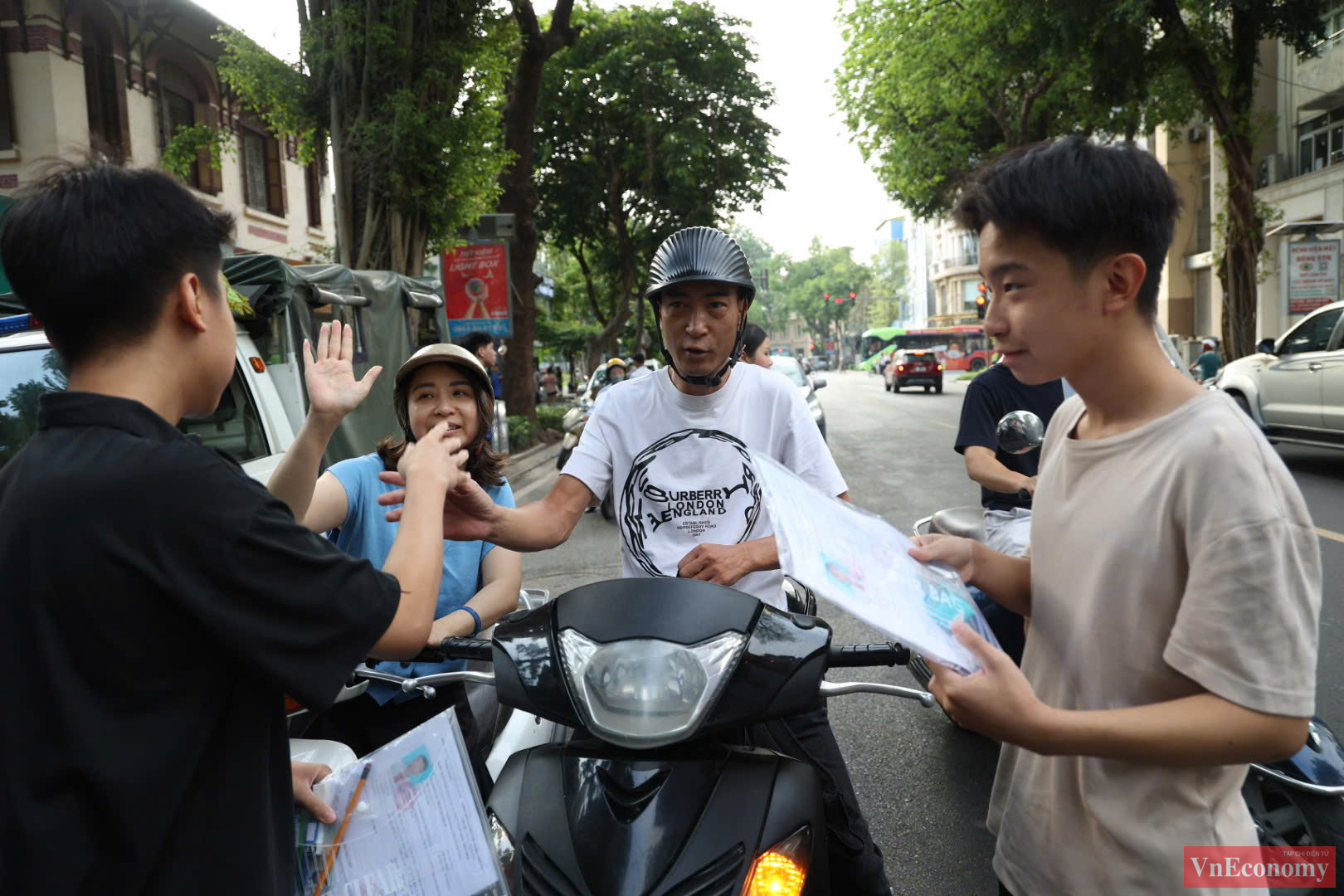 Có mặt từ sớm tại điểm thi Trường THPT Trần Phú - Hoàn Kiếm, các thí sinh chia sẻ:đã chuẩn bị kỹ về kiến thức lẫn tâm thế. Tuy nhiên, trước một kỳ thi mang tính cạnh tranh cao, các em vẫn rất lo lắng. 