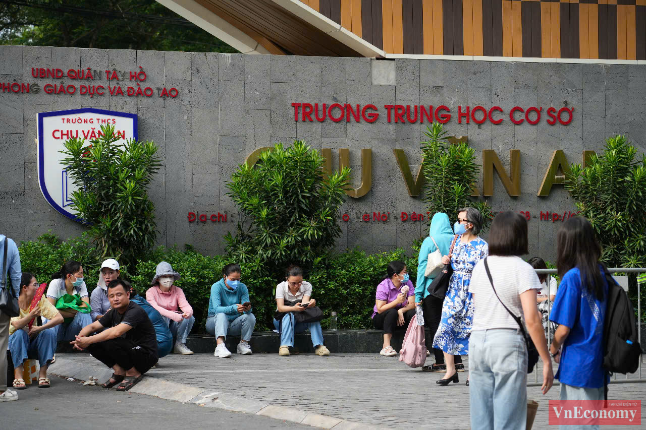 Dù con em mình đã vào điểm thi và tiến hành lưu giữ vật dụng cá nhân, nhiều phụ huynh vẫn nán lại trước cổng trường với tâm trạng hồi hộp, lo lắng.