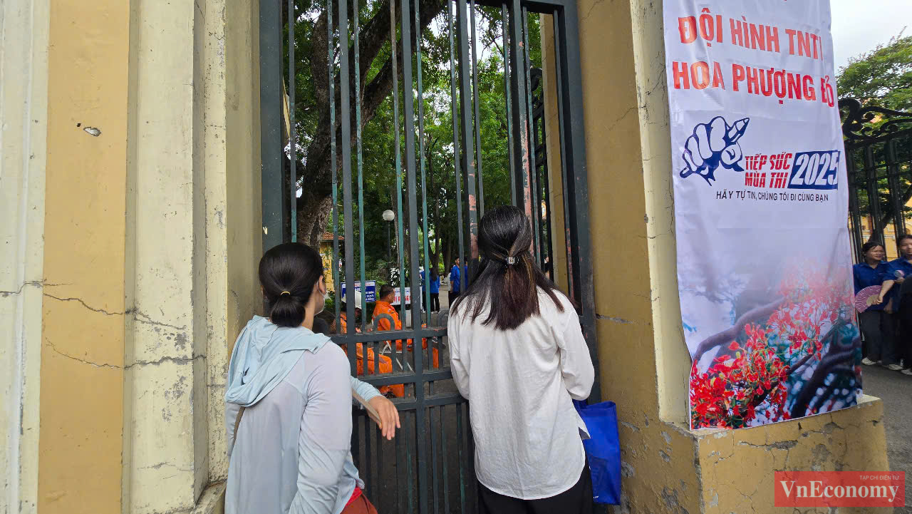7 giờ sáng, thí sinh được gọi tên, kiểm tra giấy tờ và ổn định trong phòng thi, cán bộ coi thi một lần nữa phổ biến lại những lưu ý cho thí sinh để các em tuân thủ, làm bài nghiêm túc và không vi phạm quy chế.