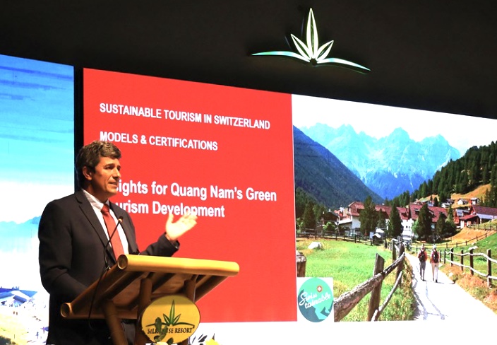 &Ocirc;ng Olivier Messmer, chuy&ecirc;n gia trưởng Dự &aacute;n ST4SD chia sẻ dẫn về c&aacute;c m&ocirc; h&igrave;nh du lịch xanh quốc tế v&agrave; b&agrave;i học kinh nghiệm cho Quảng Nam.