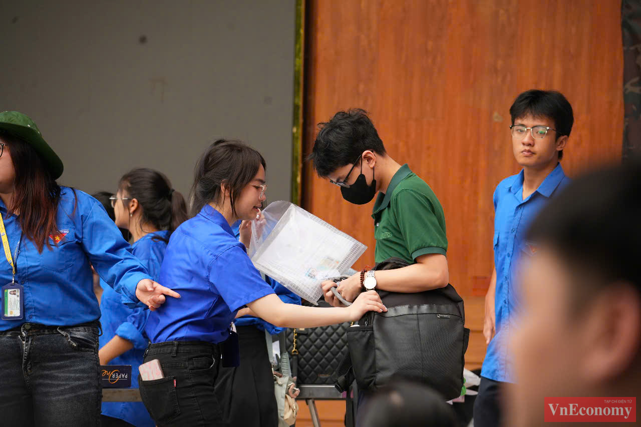 Tại điểm thi THCS Chu Văn An, nhiều thí sinh đến sớm để tránh nắng nóng và tắc đường, đảm bảo tâm thế thoải mái trước khi bước vào môn thi đầu tiên 