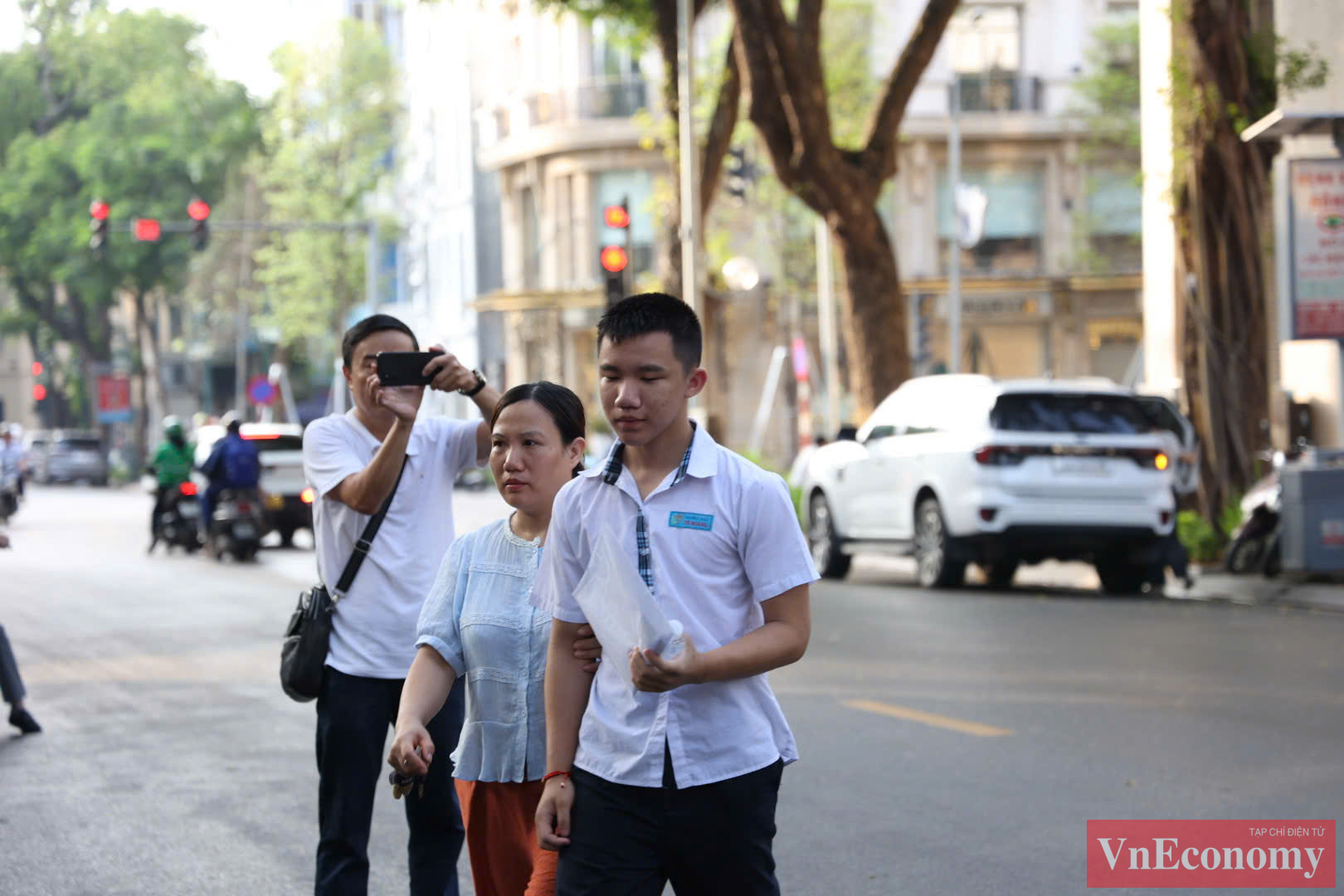 Nhiều bạn học sinh đưa ra dự đoán có thể đề bài thi môn Ngữ Văn sẽ nói về khả năng làm chủ AI của bạn trẻ, hoặc sẽ có nội dung gắn với sự kiện kỉ niệm 50 năm giải phóng miền Nam, thống nhất đất nước.