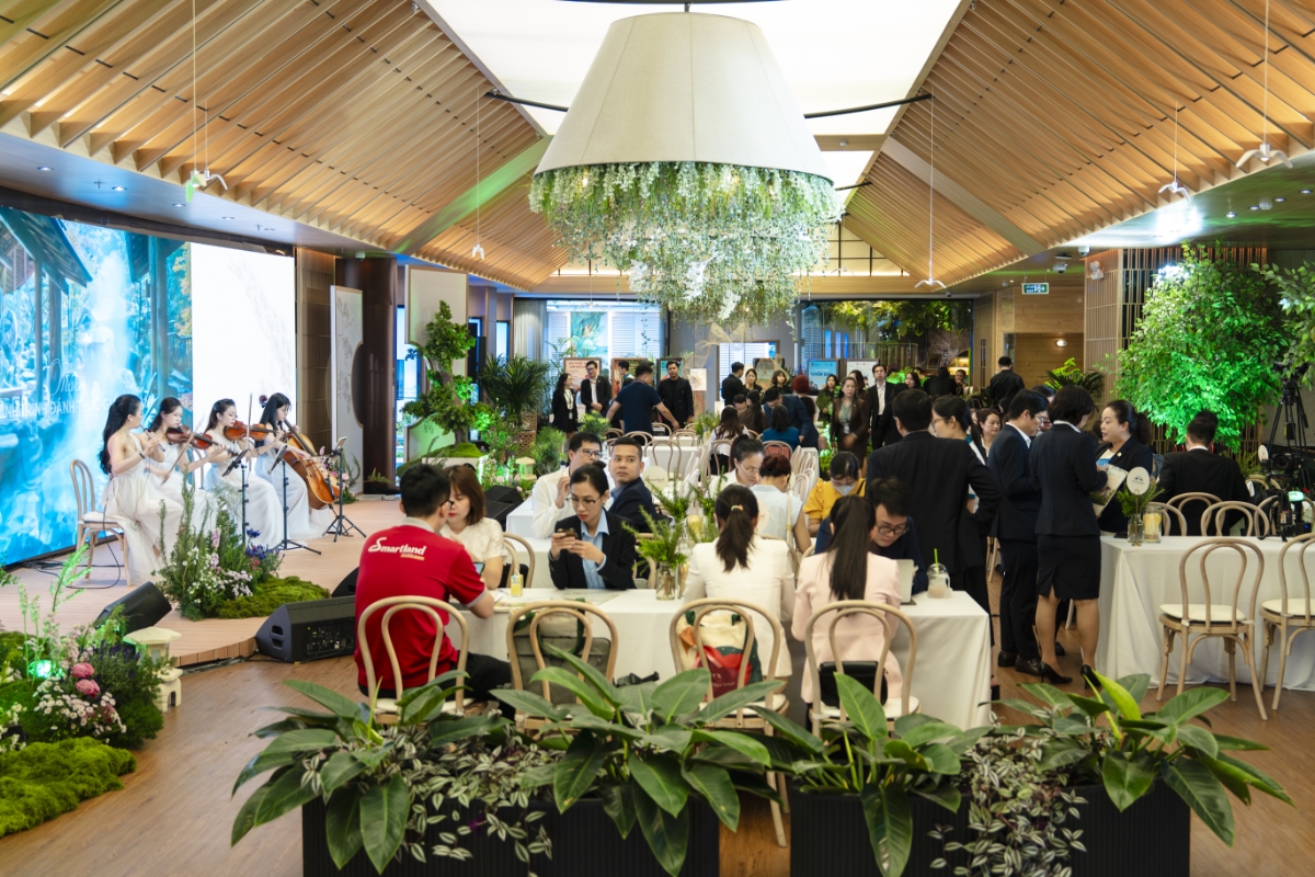 Đ&ocirc;ng đảo kh&aacute;ch h&agrave;ng tham dự sự kiện ra mắt Essensia Sky and Parkway Saigon WorldHotels Residences.