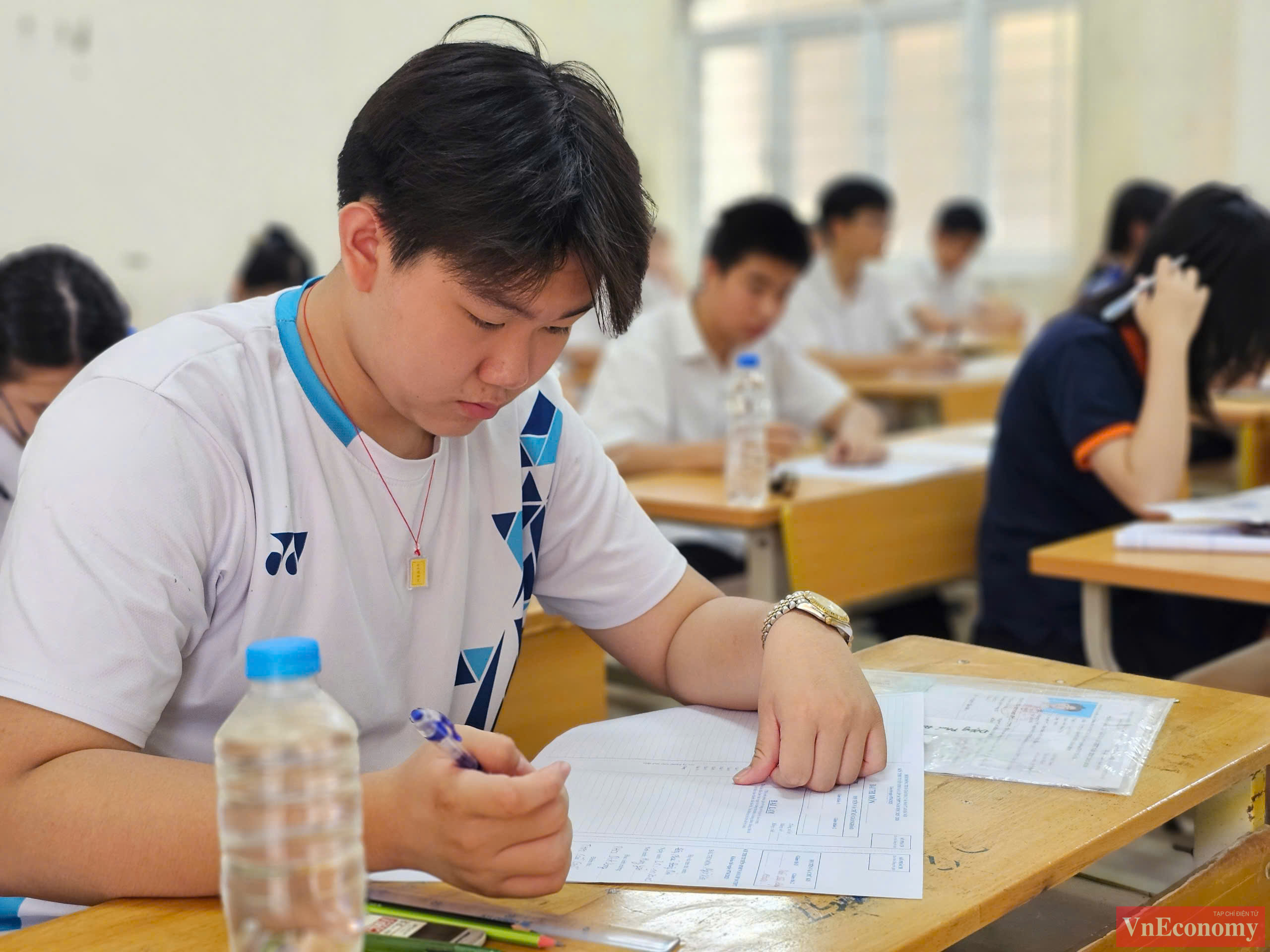 Gi&aacute;m thị đối chiếu th&ocirc;ng tin th&iacute; sinh trước khi v&agrave;o ph&ograve;ng thi tại điểm trường THPT Cầu Giấy. B&agrave;i thi m&ocirc;n Ngữ văn sẽ diễn ra trong&nbsp;120 ph&uacute;t, bắt đầu từ 8 giờ.