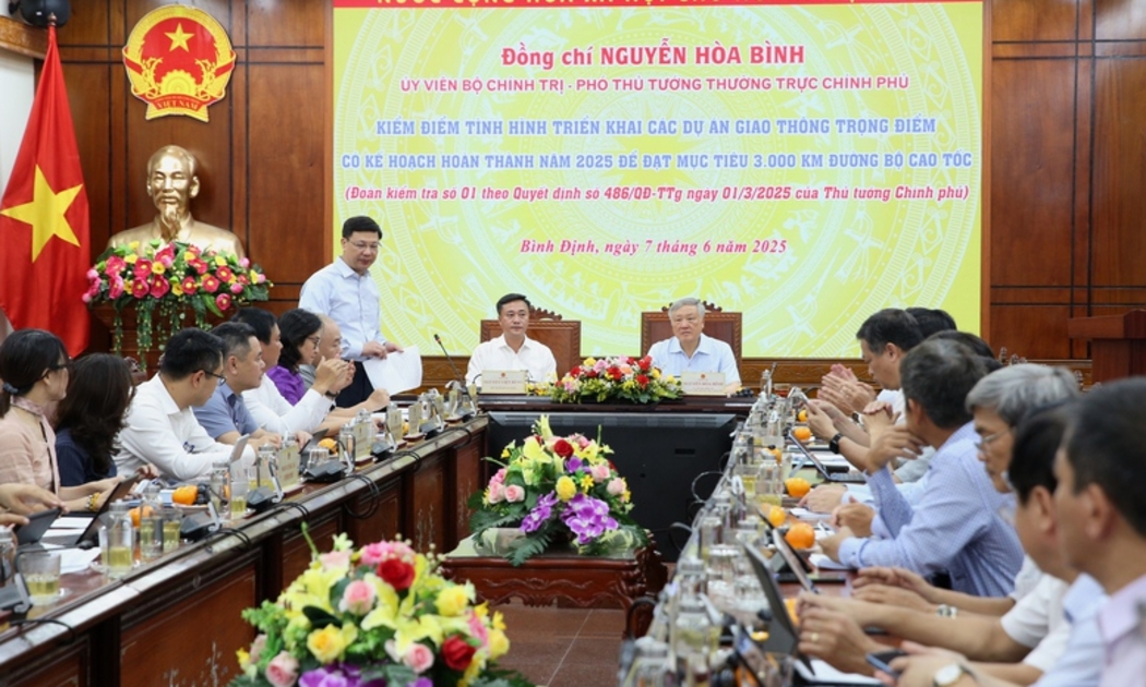 Đại diện các bộ, ngành báo cáo tại buổi làm việc với Đoàn Kiểm tra số 1 do Phó Thủ tướng Nguyễn Hoà Bình dẫn đầu. Ảnh: VGP