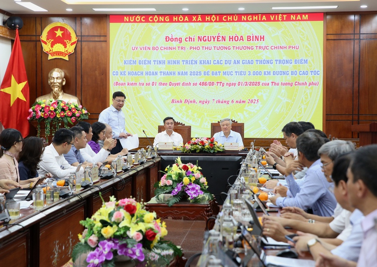 Đại diện các bộ, ngành báo cáo tại buổi làm việc với Đoàn Kiểm tra số 1 do Phó Thủ tướng Nguyễn Hoà Bình dẫn đầu. Ảnh: VGP