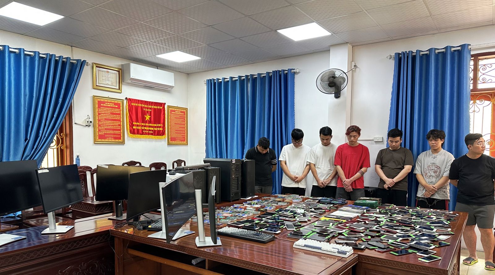 Các đối tượng cùng tang vật 