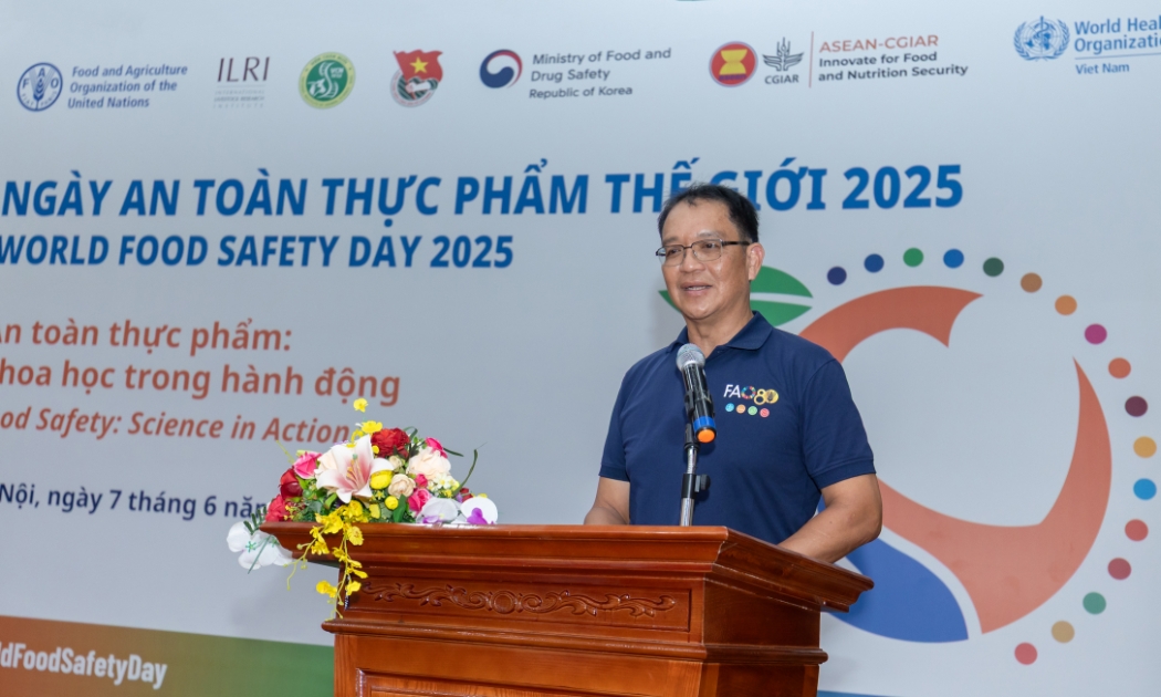 TS. Pawin Padungtod, Điều phối viên kỹ thuật cấp cao của Chương trình khẩn cấp về bệnh động vật xuyên biên giới (ECTAD) của FAO Việt Nam, phát biểu tại toạ đàm. Ảnh: FAO Việt Nam 