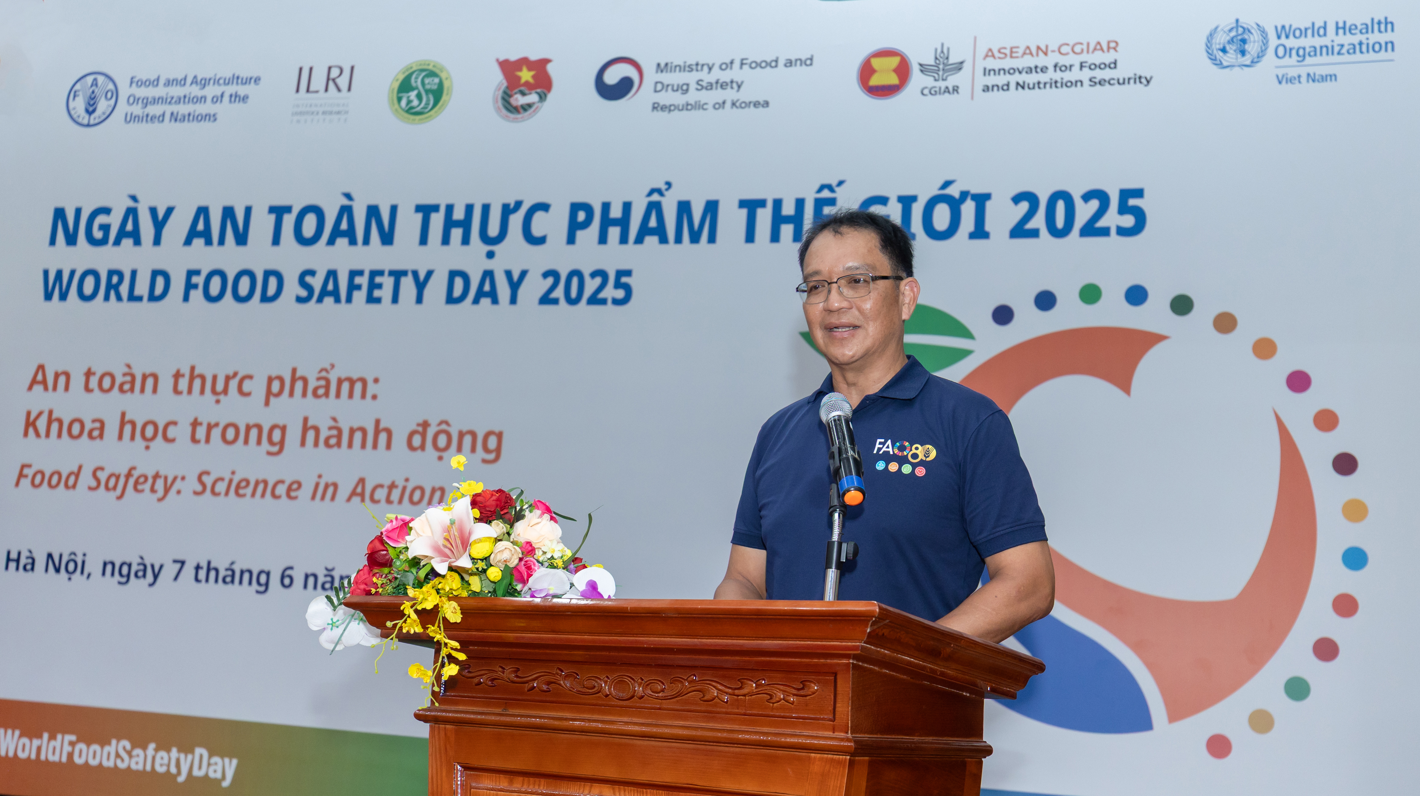 TS. Pawin Padungtod, Điều phối viên kỹ thuật cấp cao của Chương trình khẩn cấp về bệnh động vật xuyên biên giới (ECTAD) của FAO Việt Nam, phát biểu tại toạ đàm. Ảnh: FAO Việt Nam 